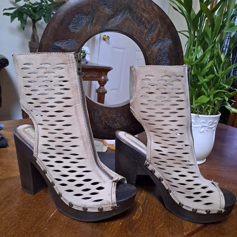Mia Becar Italy gladiator